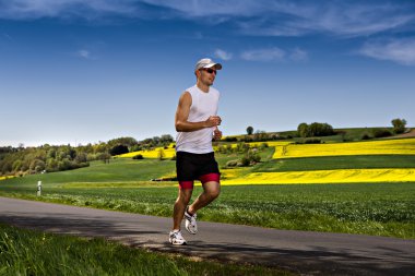 Tarlalarda koşuyor.