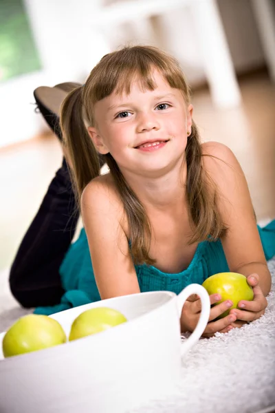Menina de maçã — Fotografia de Stock