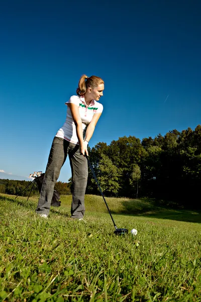 Golf spielen — Stockfoto