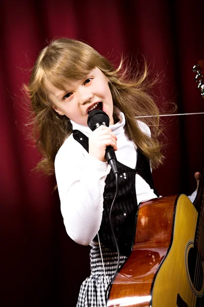 Chica con guitarra — Foto de Stock