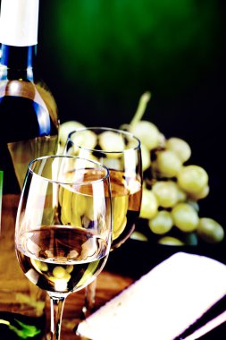 beyaz şarap ve peynir