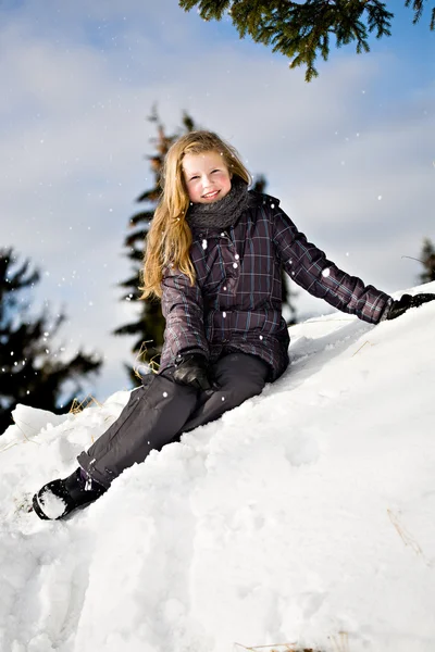 Retrato de invierno de una niña — Foto de Stock