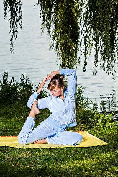 Ejercicio yoga — Foto de Stock