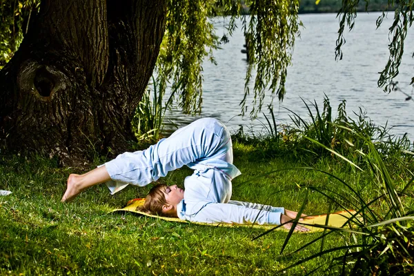 Yoga al aire libre — Foto de Stock