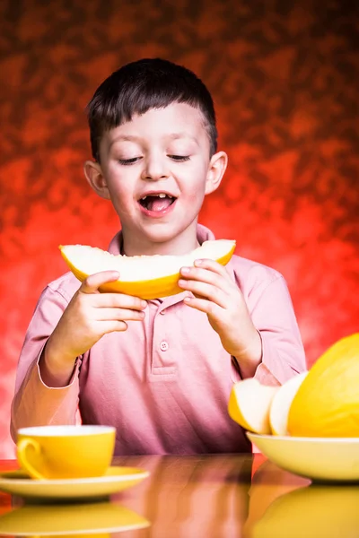Jongen eten melone — Stockfoto