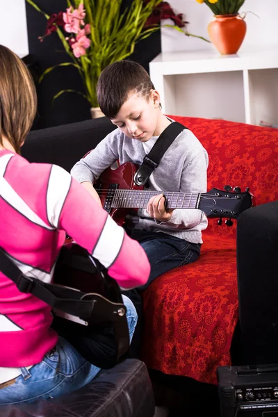 Aprender a tocar la guitarra —  Fotos de Stock