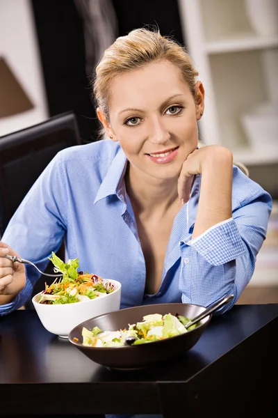 Žena se salátem — Stock fotografie