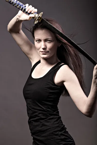 Vrouw met zwaard — Stockfoto