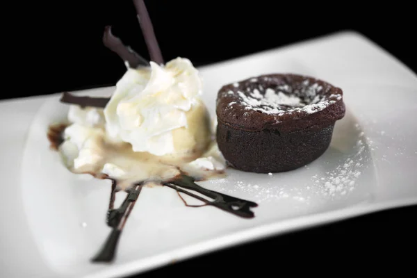 Dessert aus Schokolade "Fondant" — Stockfoto