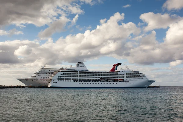 Cruise ships — Stock Photo, Image