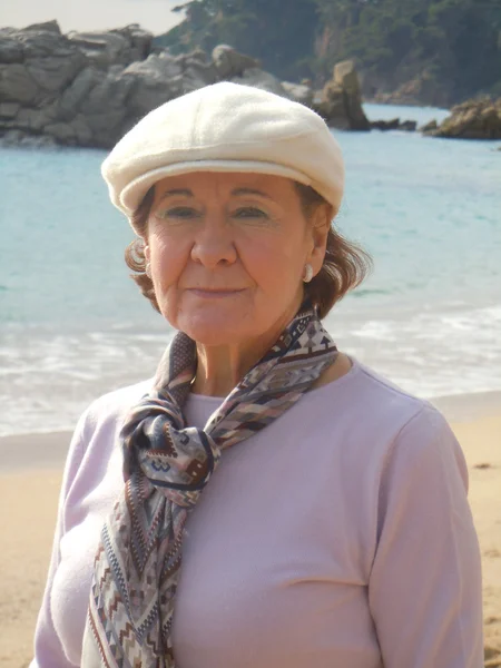 Starszy kobiety na plaży — Zdjęcie stockowe