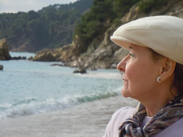 Eenzame senior vrouw op het strand — Stockfoto