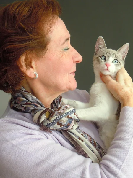 Portrét starší ženy a její kočka — Stock fotografie