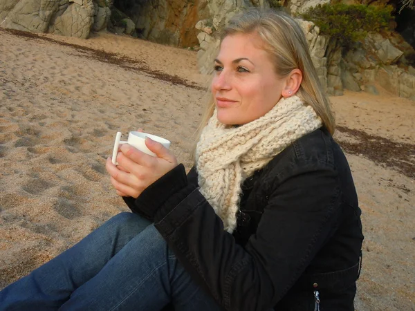 Enjoying a coffee at the beach — Stock Photo, Image