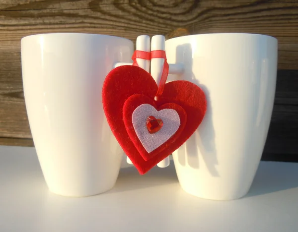 Iki kahve fincanı ve kırmızı kalp — Stok fotoğraf