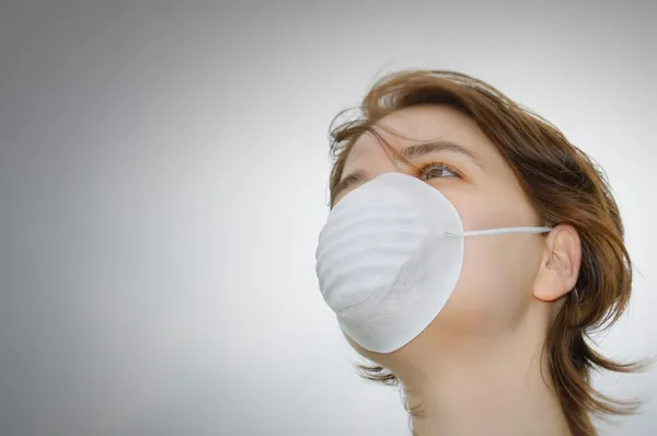 Femme avec masque médical et espace de copie — Photo