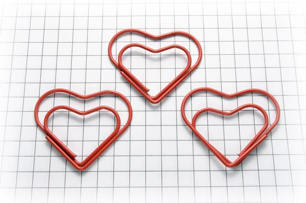 Grampos de papel em forma de coração — Fotografia de Stock