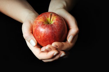 Kırmızı elma ile el