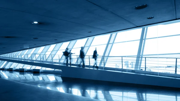 Эскалатор в аэропорту — стоковое фото