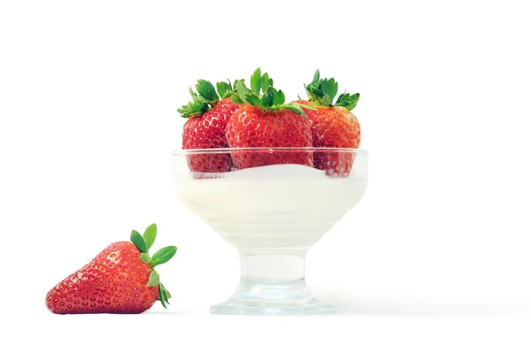 Йогурт с клубникой — стоковое фото