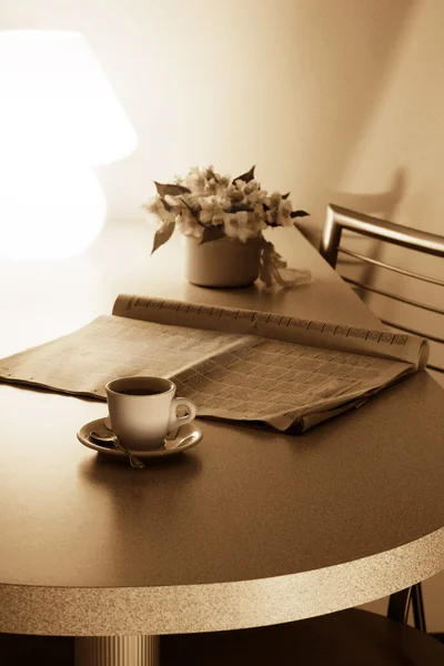 Café y periódico — Foto de Stock
