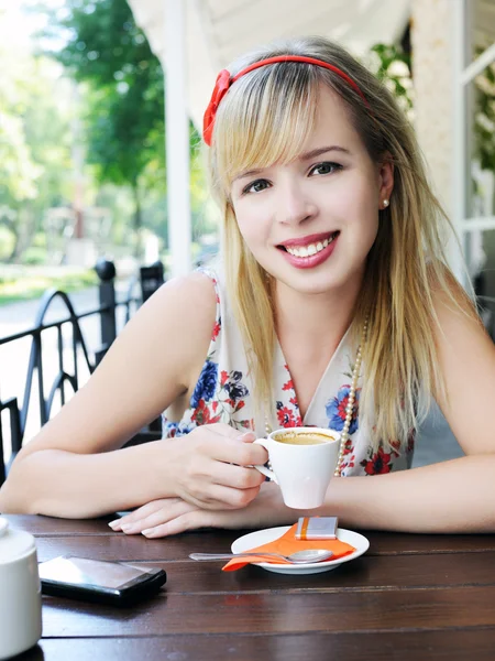 Dívka s šálkem kávy — Stock fotografie