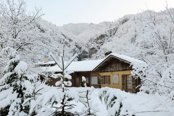 Casa en las montañas — Foto de Stock