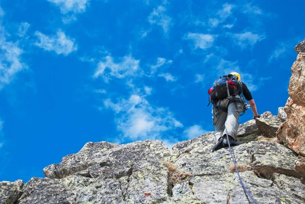 山の頂上に登山家 — ストック写真