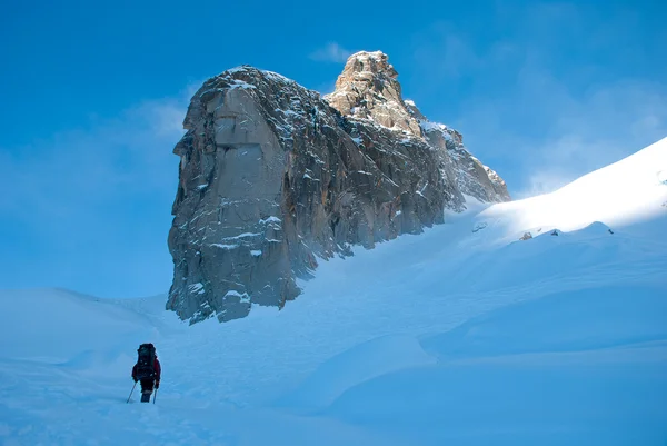 Turisté v zimních horách — Stock fotografie