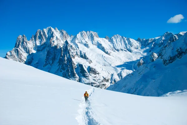 Wandelaars in de winter bergen — Stockfoto