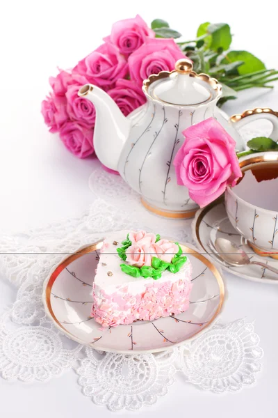 Chalupa com rosas e xícara de chá — Fotografia de Stock