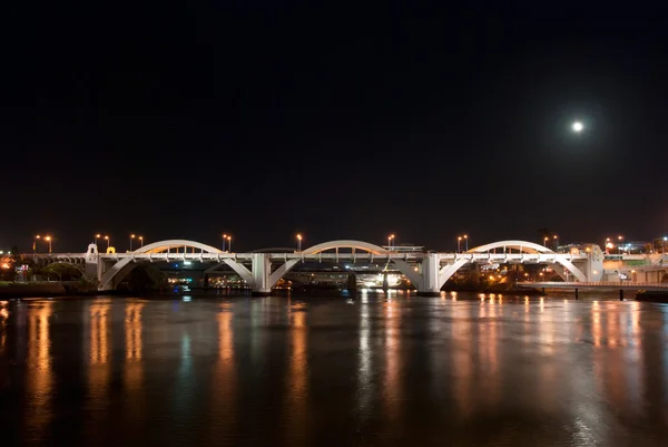 Брисбен Сити - мост Уильям Джолли ночью - Квинсленд - Австралия — стоковое фото