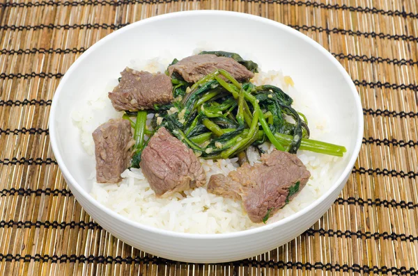 Mezcla de carne vietnamita frita con espinacas de agua —  Fotos de Stock