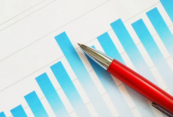 Gráfico de negócios com caneta vermelha — Fotografia de Stock
