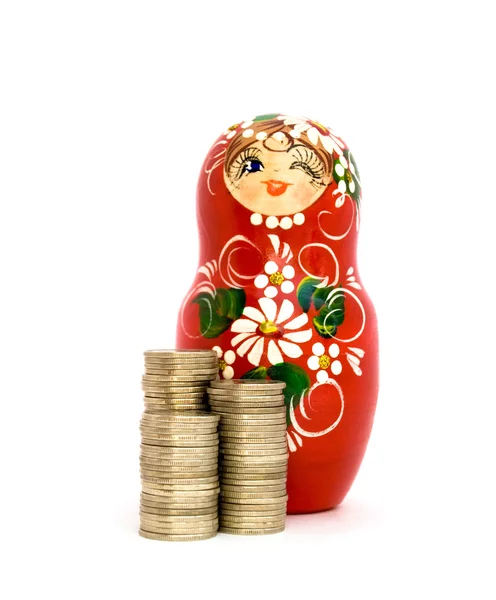 Bambola russa e pile di monete — Foto Stock