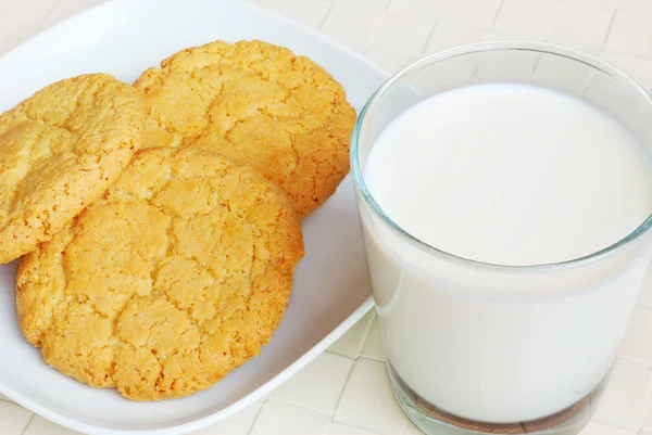 Milk and cookies — Stock Photo, Image