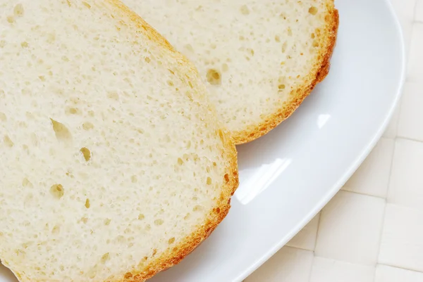 Кусочки хлеба в тарелке — стоковое фото