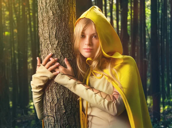 마법의 숲에 금발 여자 — 스톡 사진