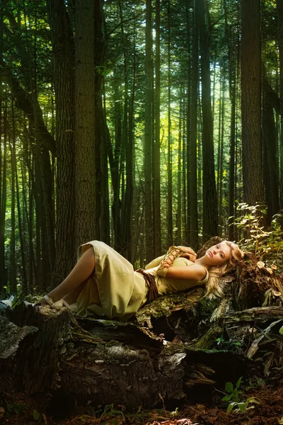 Blondýnka do magického lesa — Stock fotografie