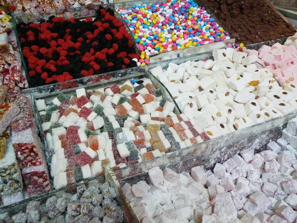 Турецькі делікатеси та солодощі чекають на продаж в ярмарок — стокове фото