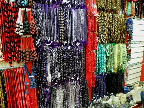 Halvädelstenar sten och pärla smycken hängande säljes — Stockfoto