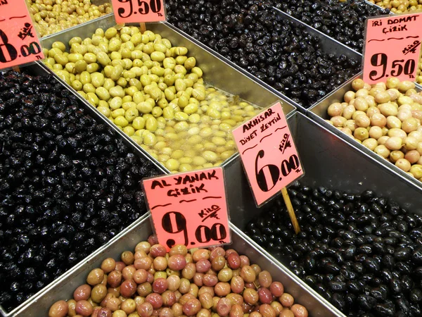 Чорні та зелені оливки з цінників для продажу — стокове фото