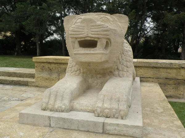 Yüz beyaz taştan aslan — Stok fotoğraf
