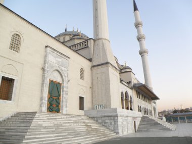 büyük bir cami ile iki mina ve plastik folyo ile kaplı bir kapı parçası