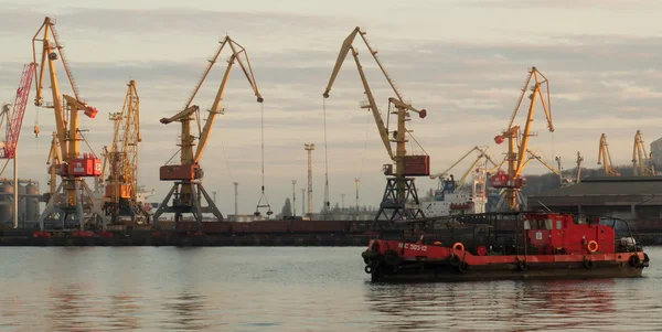 Cranes and tug 2 — Stock Photo, Image