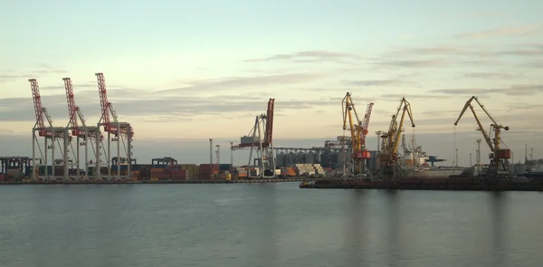 Jeřáby a kontejnery v přístavu 2 — Stock fotografie