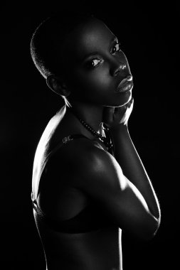çıplak genç etnik siyah Afro-Amerikan İngiliz kadın