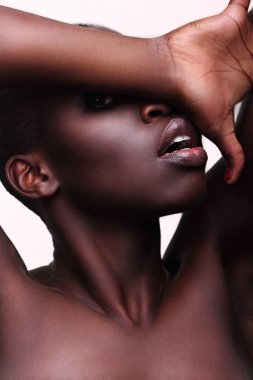 siyah Afrika genç seksi moda model stüdyo portre izole