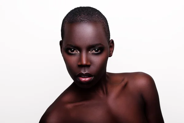 Черно-африканская молодая сексуальная модель студия портрет изолированный белый черный — стоковое фото