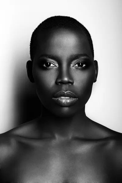 Zwarte Afrikaanse jonge sexy fashion model studio portret geïsoleerd wit zwart — Stockfoto
